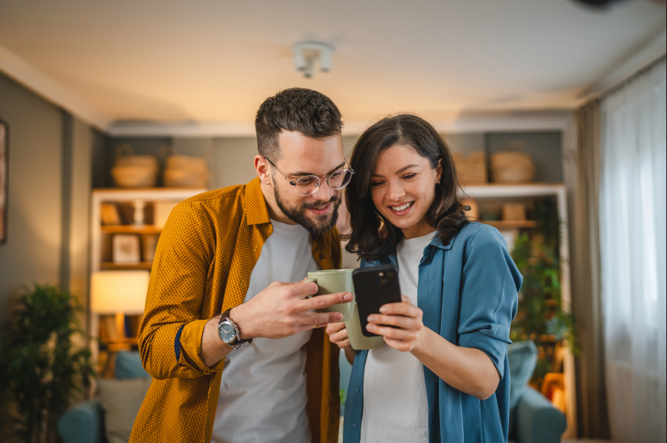 Casal olhando para o celular